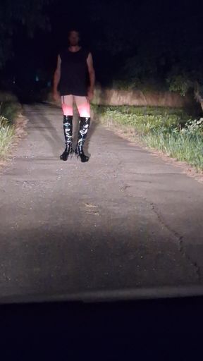 Sissy Sandra-Kim outdoor Heelswalk mit S-cup Titten
