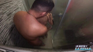 业余瘦弱的拉丁裔少女被男友猛操紧致的屁股，最后被射了一脸精液。