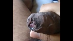 Punheta e gozando antes de viajar para Porto Alegre