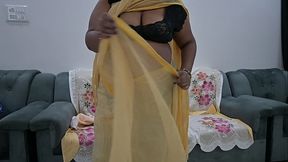 desi saree aunty showing tits