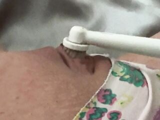 Ragazza orgasmo pulsante con lo spazzolino