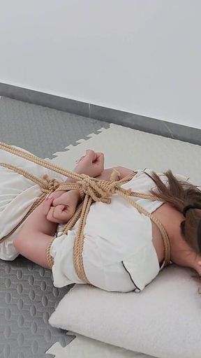 My Girlfriend Was Bound and Tied up with Rope, Experienced a Vibrating Orgasm, and Was Barefoot.