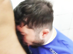 Paguei pro encanador desentupir a pia e entupir o meu c