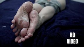 Showing off my ass to everyone while a dick fucks and masturbates on my soles (HD VIDEO)