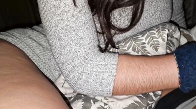 Hermanastra juguetona entra en mi habitación en vestido corto, se mete en mi cama, me pilla masturbándome a su lado y no puedo creer su reacción