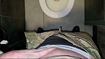 Deutscher Soldat wichst heimlich in der &ouml_ffentlichen Toilette - PhantomGentX