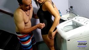 lavando roupa na mao maquina quebrou maridao chega junto metendo rola bucetao.