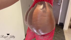 Curvy ebony goddess flaunts big booty in public