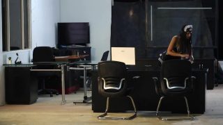 Горничная-косплеерша нашла дилдо во время уборки в офисе и развратничала