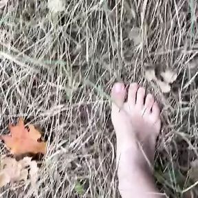 Teen&#039;s feet walk on grass