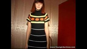 Chica hipster haciendo de todo