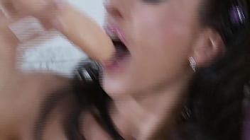 Simone Peach&#039_s Great Pussy Play