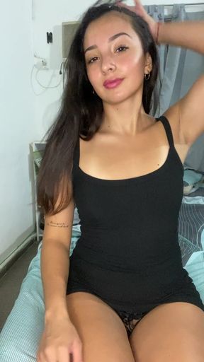 Teen onlyfan shows off her tits