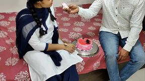 कोमल के बॉयफ्रेंड ने छुट्टियां सेलिब्रेट करते हुए केक कट कर रहे थे
