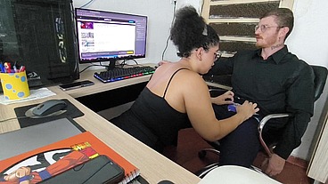 estava no escritorio trabalhando e minha amiga veio me relaxar com um boquetao