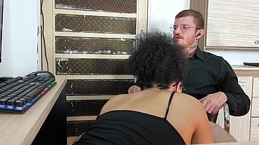 estava no escritorio trabalhando e minha amiga veio me relaxar com um boquetao