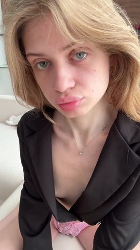 Amateur onlyfan shows off her tits
