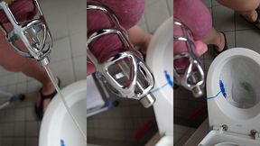 pissen im peniskafig mit katheter in strumpfhose