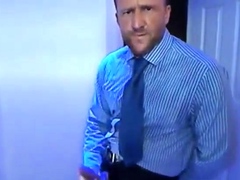 Empresario batendo punheta