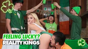 Hot Porn - Riley Star will gefickt werden, Lucky für sie Stiefbruder ist da um zu helfen