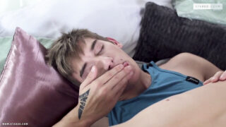 Los jóvenes Daniel Karrington y Denis Skala, follados analmente con una polla grande