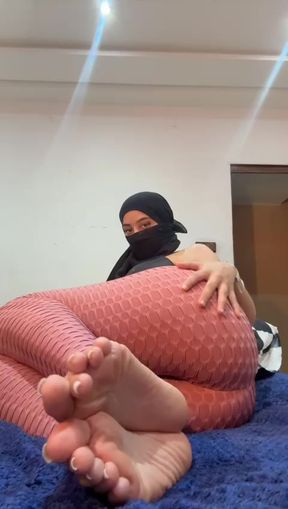 Arab foot goddess in hijab rubs her soles together while giving toe focus for muslim kink enjoyment
