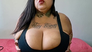 Bbw fumando e exibindo os peitoes