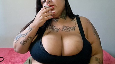 Bbw fumando e exibindo os peitoes
