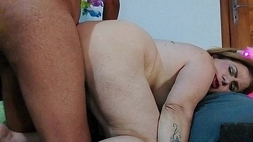Com a bucetinha babando, tanto é que foi ela mesmo quem pediu pro cara colocar o cacete pra fora da calça pra ela poder dar uma mamadinha bem cremosa.