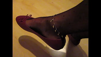 new bordeau sabrinas, pantyhose and anklet, shoeplay by Isabelle-Sandrine