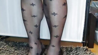 Çorap ve yüksek topuklu ayakkabı giymiş tombul Polonyalı bir transvestit, anal ilişkiye girmeden önce küçük, sünnetsiz penisini okşuyor.