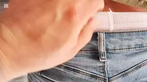 Duitse MILF introduceert nieuwe nylon panty's in voetjob scène