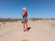 linda ladyboy en minivestido y plug anal caliente le gusta desnudarse en publico para que la vean di