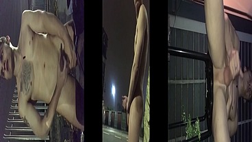Se exibindo pelado na rua, masturbando e se mostrando para os carros que passam com risco de flagra.