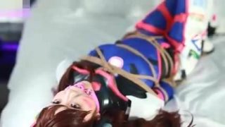 Косплеерша D.VA борется со своим бондажем