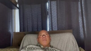 Randy Jones, un homme-ours non circoncis, se livre à une séance solo torride : masturbation et pénétration anale profonde jusqu'à l'éjaculation.