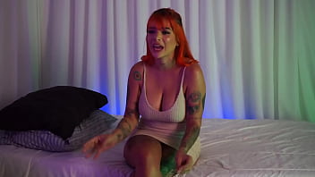 Amelia se confiesa, se calienta y termina masturb&aacute_ndose en vivo durante una entrevista sin censura