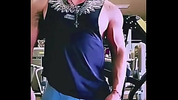 Hombre heterosexual decide ser marica sumiso con jaula de castidad en su pene en porno gay