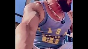 Hombre heterosexual decide ser marica sumiso con jaula de castidad en su pene en porno gay