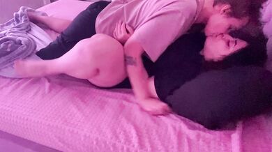 Amateur couple cum hard from lesbian scissoring and cunnilingus