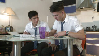 Forró, bareback, konyhai fasz, creampie-vel ér véget a főiskolai melegek számára