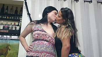 Paty Bumbum fica molhada ao preparar uma atriz para cena !!! Branca De Neve Atriz  - Paty Bumbum