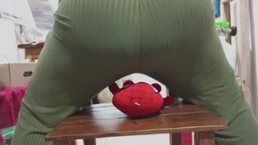 Bajo mi cola: el destino del peluche.