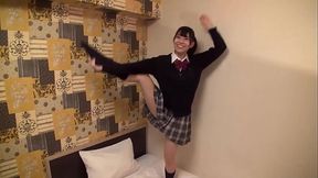 初心で可愛い素人女子校生の「ラップ越しなら&hellip_」っていうお言葉に甘えてラップ素股へ！カッチカチの生チ○ポでマ○コを激しく擦り、目指すは乙女のトロ生マ○コ！突き破って挿入(SEX)へ！「えっ？うそ！？」チ○コで掻き回されて感じちゃってプチパニックの女子校生