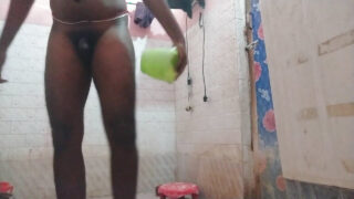 Masturbare manuală în baie cu puli mari: o gagică indiană solo fute în cur un urs gay cu un bbc masiv