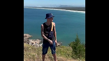 Batendo Uma Punheta No Ar Livre Na Praia