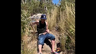 Batendo Uma Punheta No Ar Livre Na Praia