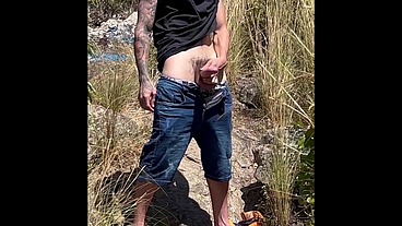Batendo Uma Punheta No Ar Livre Na Praia