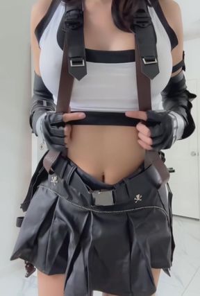 Tifa Lockhart lookalike shows off her curves in a cosplay outfit