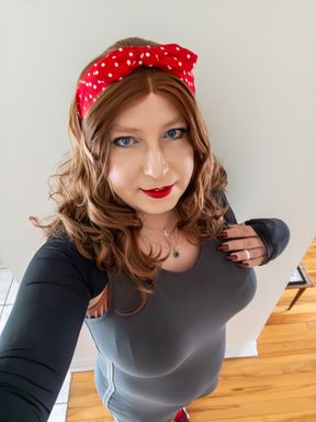 Pretty trans caresses herself and cums